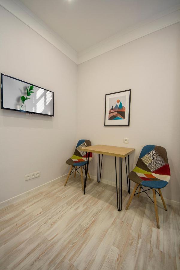 Design Apartments On Velyka Vasylkivska 42 Kiev Bagian luar foto